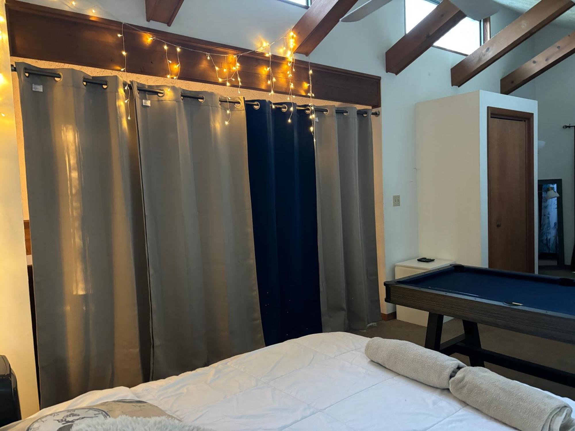 Ambiance - King Bed Cabin, Jetted-Tub & Fireplace Tobyhanna Екстериор снимка