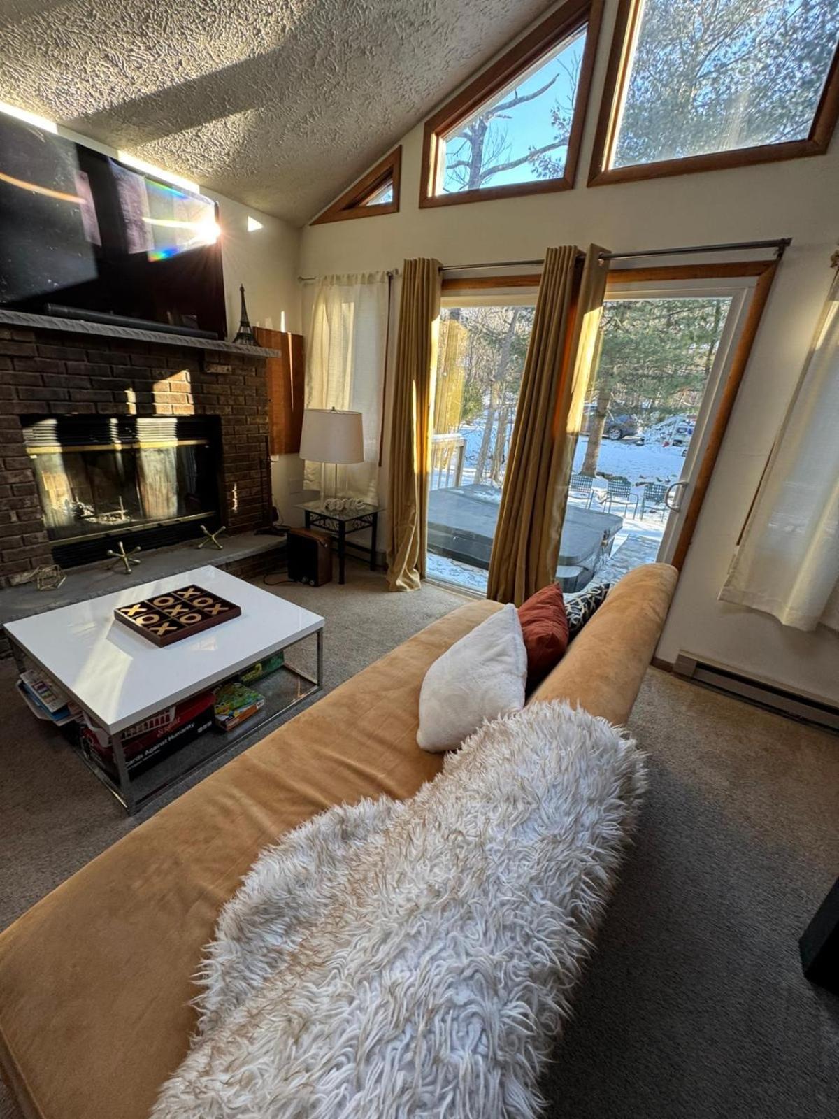 Ambiance - King Bed Cabin, Jetted-Tub & Fireplace Tobyhanna Екстериор снимка